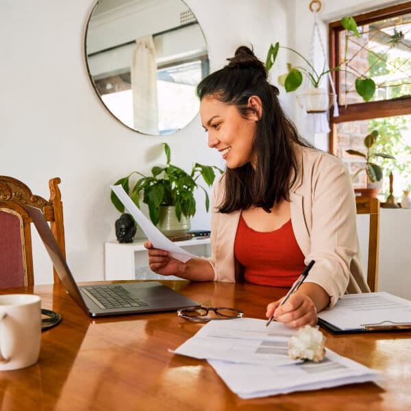 Young woman using her laptopk.